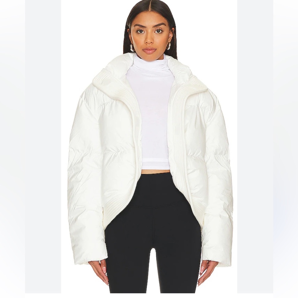 Revolve ANNIKA THE FEATHER
TOAST SOCIETY JACKET
Color: Ivory size small